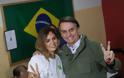 O Aμαζόνιος καίγεται αλλά ο Πρόεδρος της Βραζιλίας αισθάνεται καλά επειδή έχει 37χρονη σύζυγο