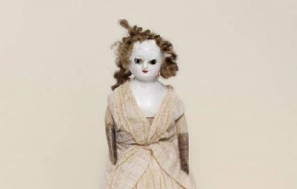 Κάποιος έκλεψε μία κούκλα 200 ετών από μουσείο και την επέστρεψε 2 μέρες μετά, χωρίς σκαλπ (pics) - Φωτογραφία 2