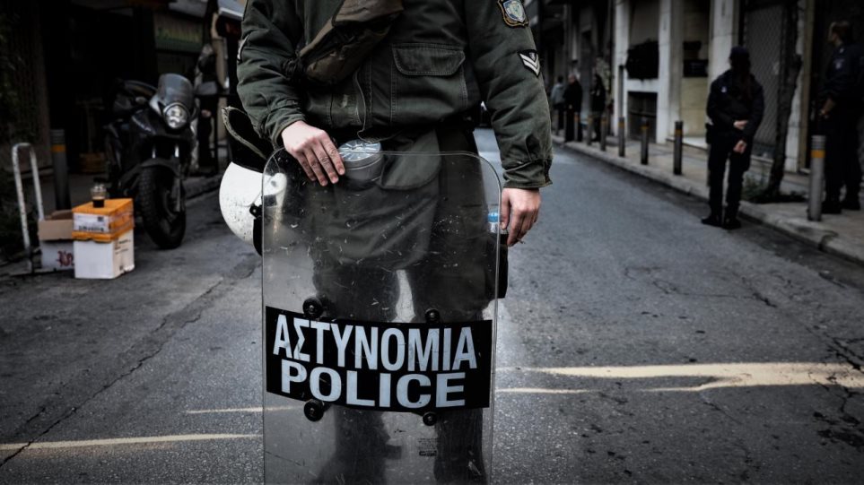 Καταγγελία για ομοφοβική επίθεση από άντρες των ΜΑΤ στο κέντρο της Αθήνας - «Δεχτήκαμε κουτουλιά και τρικλοποδιά» - Φωτογραφία 1