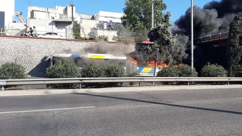 Νέα Φιλαδέλφεια: Φωτιά σε λεωφορείο του ΟΑΣΑ - Κυκλοφοριακό χάος στην Αθηνών-Λαμίας - Φωτογραφία 1