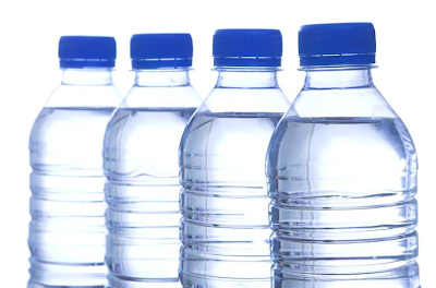 Έρευνα: Γιατί οι ειδικοί συνιστούν να μην ξαναγεμίζουμε τα πλαστικά μπουκάλια του νερού. Ποιες είναι οι συνέπειες και γιατί οι γυναίκες κινδυνεύουν περισσότερο - Φωτογραφία 1