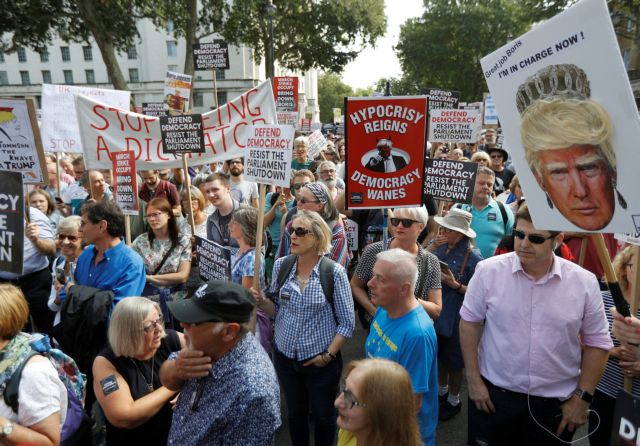 Στους δρόμους χιλιάδες Βρετανοί κατά του «πραξικοπήματος» του Τζόνσον - Φωτογραφία 1