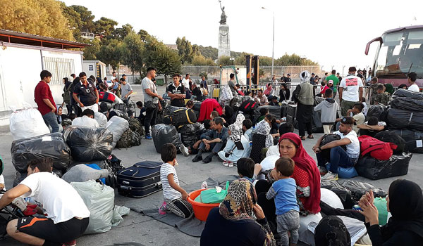 Λέσβος: Ξεκίνησε η επιχείρηση μετακίνησης 1500 μεταναστών προς Θεσσαλονίκη.. - Φωτογραφία 1