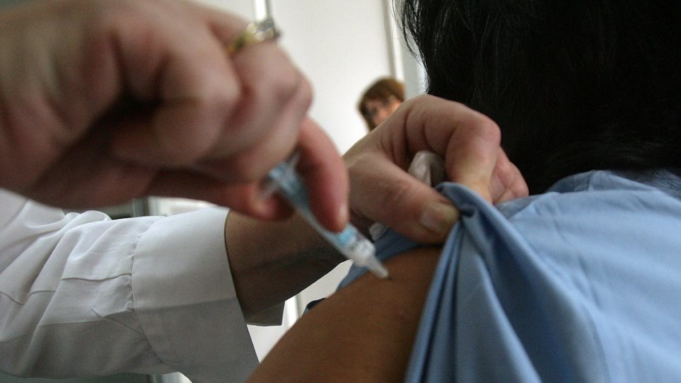 Πανελλήνιος Ιατρικός Σύλλογος: Ανάγκη να εμβολιαστούν οι επαγγελματίες υγείας - Φωτογραφία 1