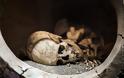 Η ιστορία ενός σκελετού «βαμπίρ» που βρέθηκε με καρφωμένο πόδι