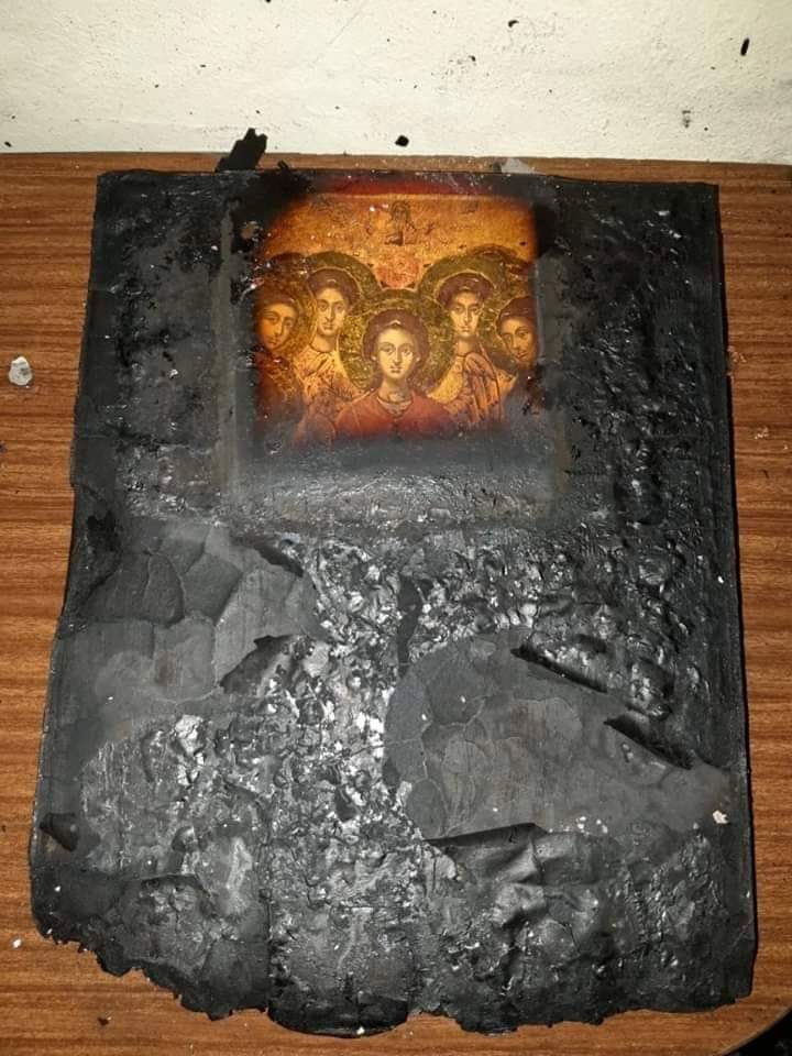 Minune in cartierul Ilioupoli din Atena(Θαύμα στην Ηλιούπολη: Κάηκε εικόνα και έμειναν  άθικτα τα πρόσωπα των Αγίων Αγγέλων - Φωτογραφία 1