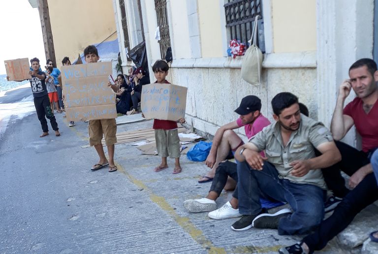 Σύμη: Εικόνες ντροπής με πρόσφυγες να κοιμούνται στο δρόμο - Φωτογραφία 1