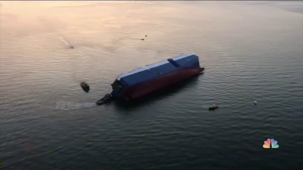 Θρίλερ με φορτηγό πλοίο που «αναποδογύρισε» στις ΗΠΑ: Παγιδευμένοι τέσσερις ναυτικοί - Φωτογραφία 1