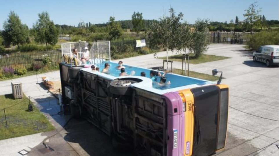 Γάλλος καλλιτέχνης μετέτρεψε σε πισίνα ένα... τουμπαρισμένο λεωφορείο! - Φωτογραφία 1