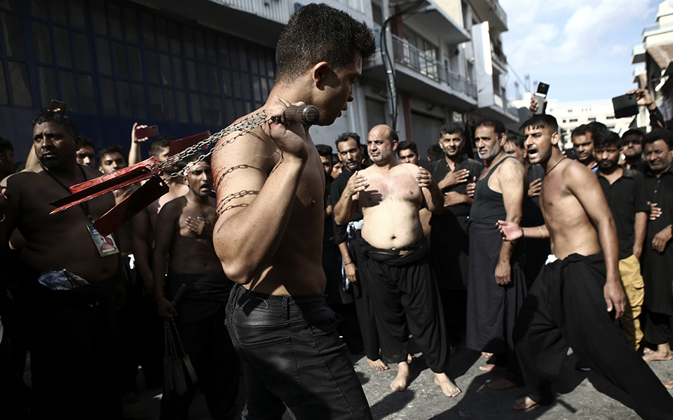 Αυτομαστιγωμάτα στον Πειραιά για την σιιτική γιορτή της Ασούρα (φωτογραφίες) - Φωτογραφία 4
