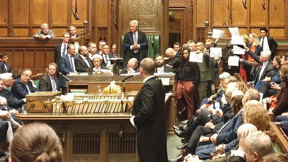 Βρετανία: Πρωτοφανείς σκηνές στη Βουλή μετά το «λουκέτο» και την έκτη ήττα του Τζόνσον - Φωτογραφία 1