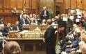 Βρετανία: Πρωτοφανείς σκηνές στη Βουλή μετά το «λουκέτο» και την έκτη ήττα του Τζόνσον - Φωτογραφία 1