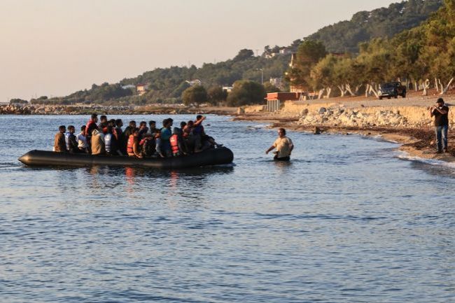 Πάνω από 400 μετανάστες πέρασαν στα ελληνικά νησιά σε ένα 24ωρο - Φωτογραφία 1