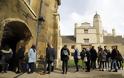 Βρετανία: Μέχρι και δυο χρόνια θα μπορούν να μείνουν στη χώρα οι ξένοι φοιτητές μετά την αποφοίτησή τους