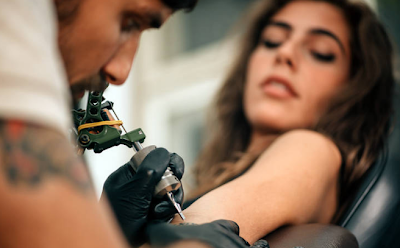 To «χτύπημα» του τατουάζ και η παράξενη απειλή για το σώμα μας - Φωτογραφία 1