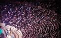 Μετά την μεγάλη επιτυχία στο Ηρώδειο οι Εκκλησιάζουσες έρχονται στη Φρυνίχου για 4 μόνο παραστάσεις
