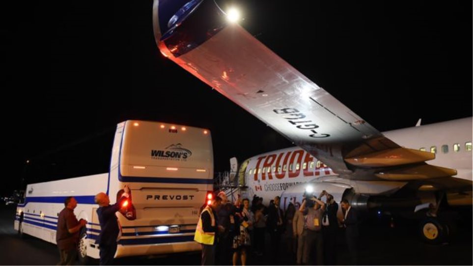 Το αεροπλάνο του Τζάστιν Τριντό συγκρούστηκε με το λεωφορείο των δημοσιογράφων! - Φωτογραφία 1