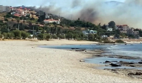 Φωτιά ανάμεσα σε Λαγονήσι και Σαρωνίδα σε περιοχή με σπίτια - Έκκληση εκκένωσης της περιοχής. - Φωτογραφία 1