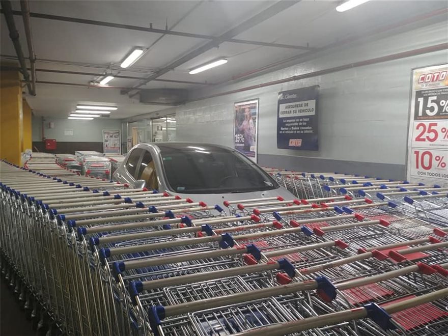 Υπάλληλοι σούπερ μάρκετ μπλόκαραν με καρότσια αυτοκίνητο που είχε παρκάρει λάθος - Φωτογραφία 4