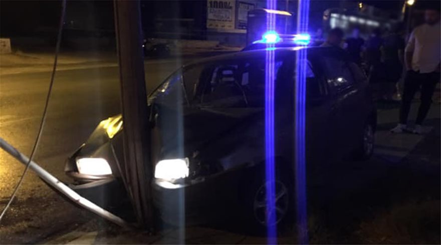 Αρτέμις Αττικής: Αυτοκίνητο στην κολόνα - Φωτογραφία 1