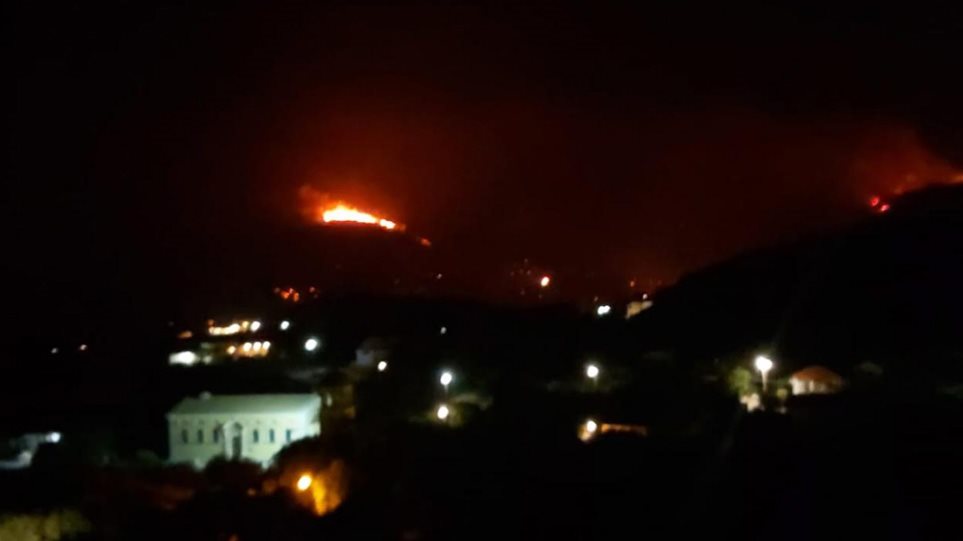 Ζάκυνθος: Ανεξέλεγκτη η φωτιά - Θέλουν να την περιορίσουν μέσα στη νύχτα - Φωτογραφία 1