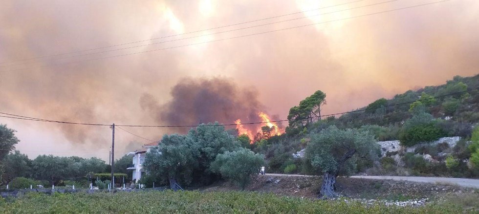 Ζάκυνθος: Ανεξέλεγκτη η φωτιά - Θέλουν να την περιορίσουν μέσα στη νύχτα - Φωτογραφία 8