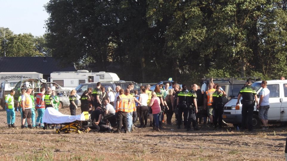 Ολλανδία: Αγωνιστικό αυτοκίνητο έπεσε πάνω στο πλήθος σε αγώνα autocross - Φωτογραφία 1