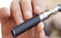 Νεαρός ατμιστής κατέθεσε αγωγή κατά εταιρείας παρασκευής ηλεκτρονικών τσιγάρων