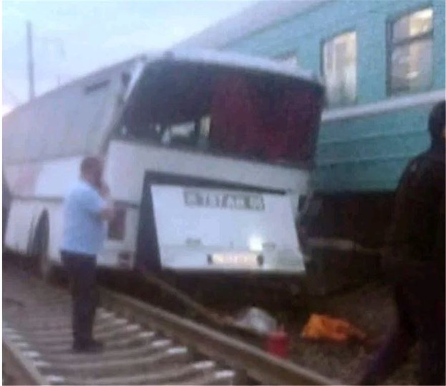 Καζακστάν: Τρένο παρέσυρε λεωφορείο και αυτοκίνητα - Σοκαριστικό βίντεο - Φωτογραφία 3