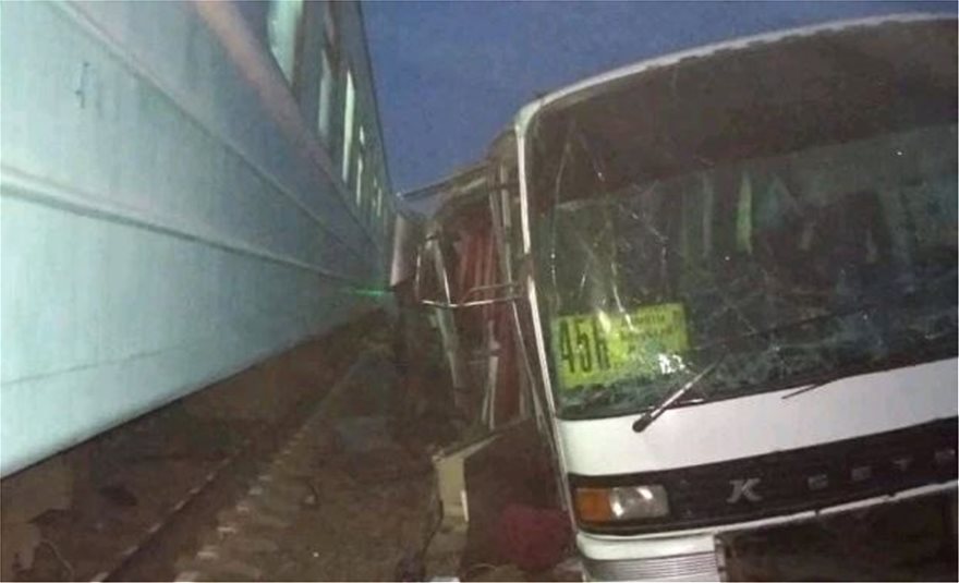 Καζακστάν: Τρένο παρέσυρε λεωφορείο και αυτοκίνητα - Σοκαριστικό βίντεο - Φωτογραφία 4