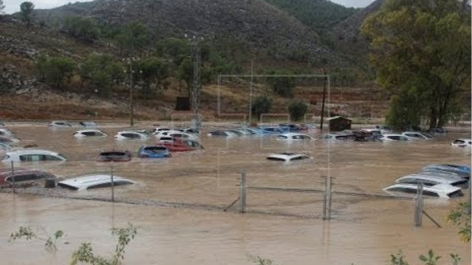 Οι πλημμύρες στην Ισπανία σε πέντε βίντεο: Πόλεις έγιναν «λίμνες» και δρόμοι - «νεκροταφεία» αυτοκινήτων - Φωτογραφία 2