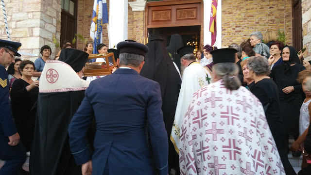 ΤΩΡΑ: Η ΠΑΛΑΙΡΟΣ υποδέχθηκε το Λείψανο του Αγίου Νεκταρίου | ΦΩΤΟ - Φωτογραφία 12