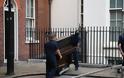 Brexit μετά μουσικής: Ο Μπόρις Τζόνσον πήρε πιάνο στη Ντάουνινγκ Στριτ