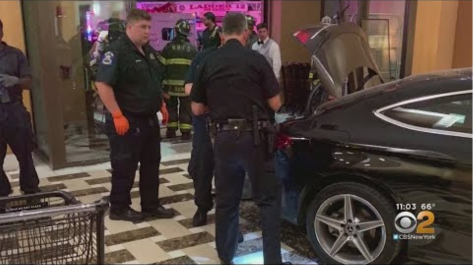 Νέα Υόρκη: Αυτοκίνητο «εισέβαλε» σε ξενοδοχείο του Τραμπ - Φωτογραφία 2