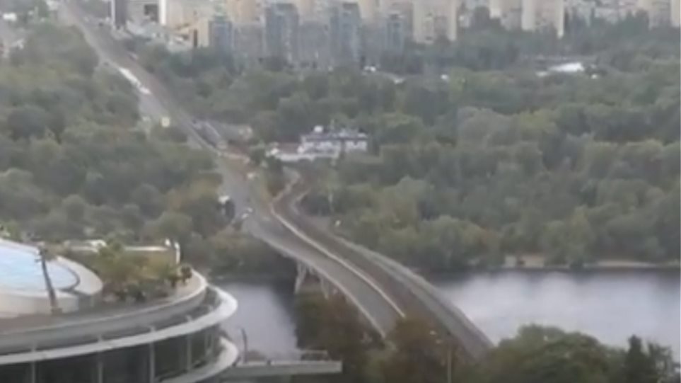 Ουκρανία: Άνδρας απειλεί να ανατινάξει γέφυρα στο Κίεβο - Φωτογραφία 1