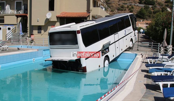 Κεφαλονιά: Λεωφορείο έπεσε σε… πισίνα ξενοδοχείου! - Φωτογραφία 1