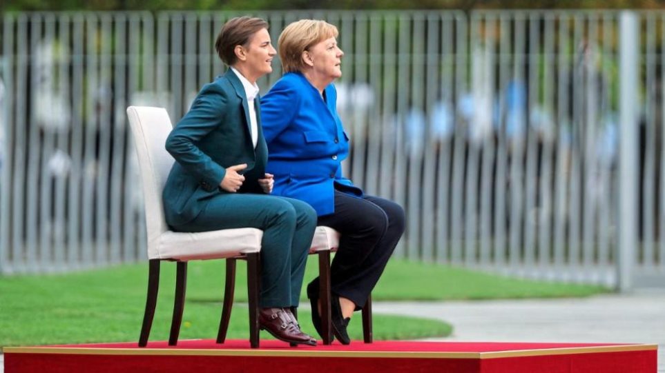 Γερμανία: Το αίνιγμα της... καρέκλας «στοιχειώνει» τη Μέρκελ - Φωτογραφία 1