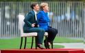 Γερμανία: Το αίνιγμα της... καρέκλας «στοιχειώνει» τη Μέρκελ