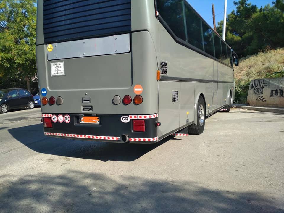 Ελληνάρας οδηγός πάρκαρε λεωφορείο κάθετα στον δρόμο (pics) - Φωτογραφία 2