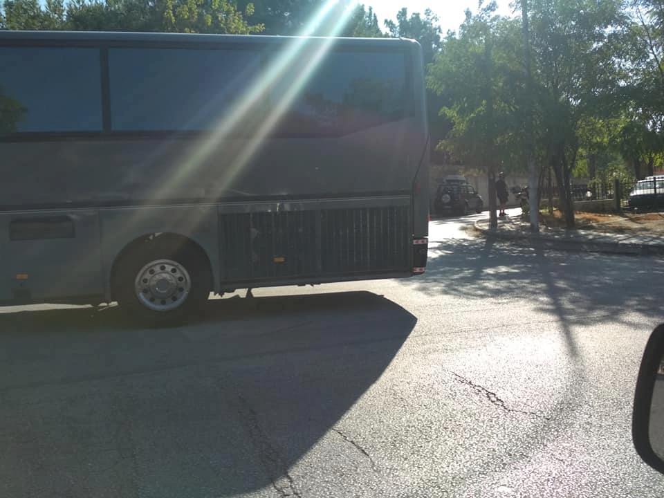 Ελληνάρας οδηγός πάρκαρε λεωφορείο κάθετα στον δρόμο (pics) - Φωτογραφία 3