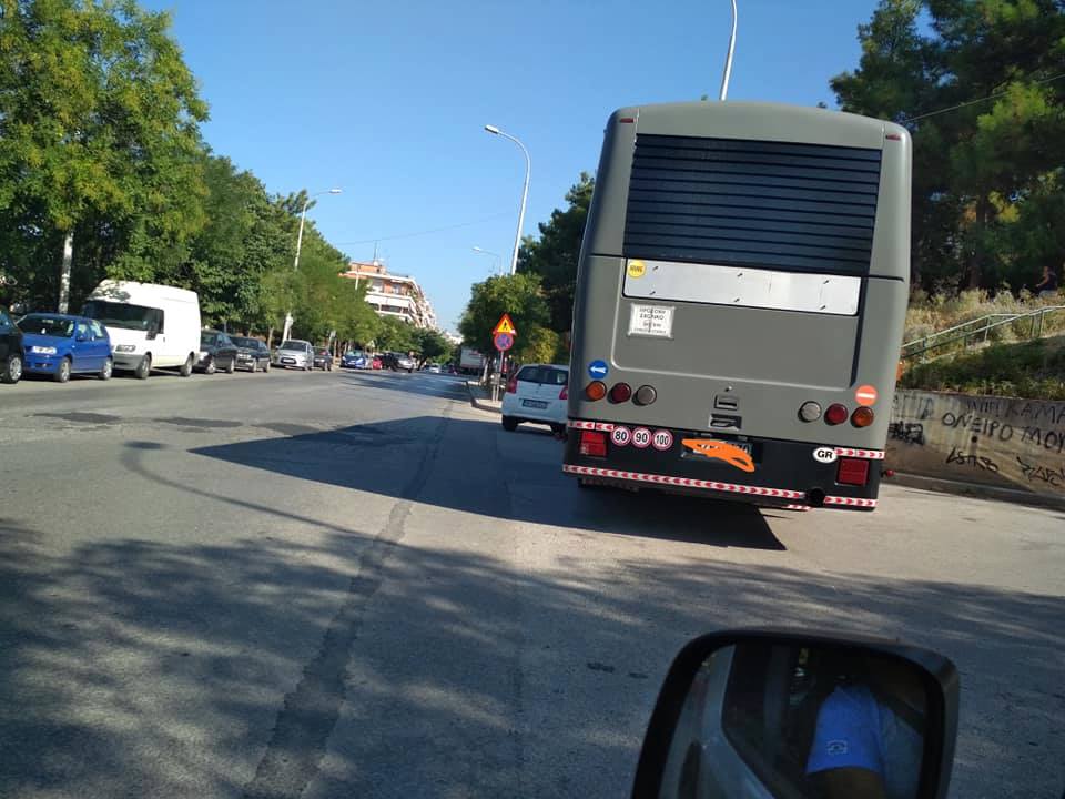 Ελληνάρας οδηγός πάρκαρε λεωφορείο κάθετα στον δρόμο (pics) - Φωτογραφία 5
