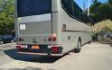 Ελληνάρας οδηγός πάρκαρε λεωφορείο κάθετα στον δρόμο (pics) - Φωτογραφία 2
