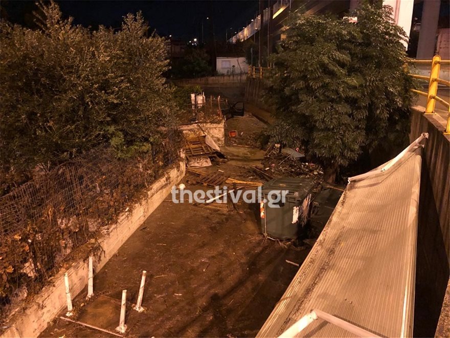 Θεσσαλονίκη: Εικόνες καταστροφής από την κακοκαιρία - Δρόμοι «ποτάμια» και πλημμυρισμένα σπίτια - Φωτογραφία 8