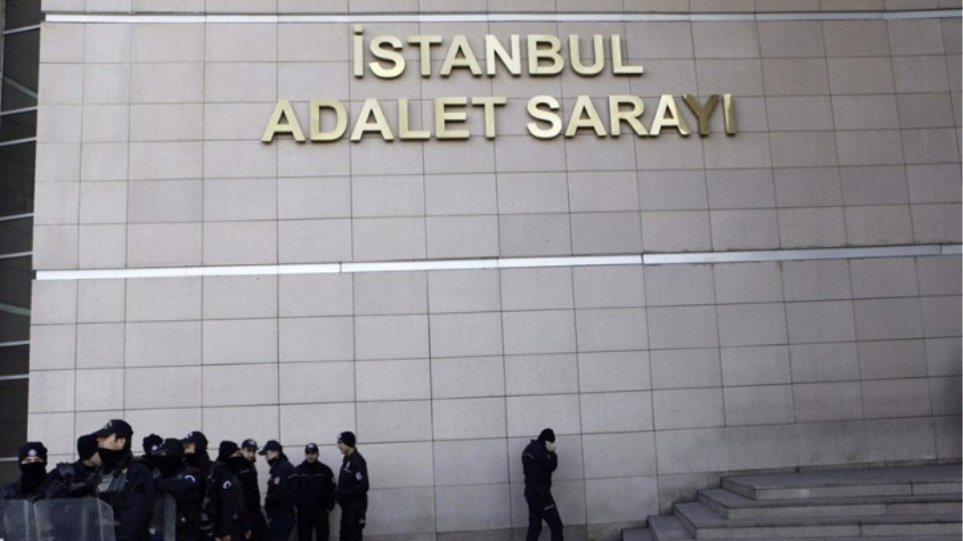 Τούρκοι δημοσιογράφοι του Bloomberg δικάζονται για άρθρο τους σχετικά με την πτώση της λίρας - Φωτογραφία 1