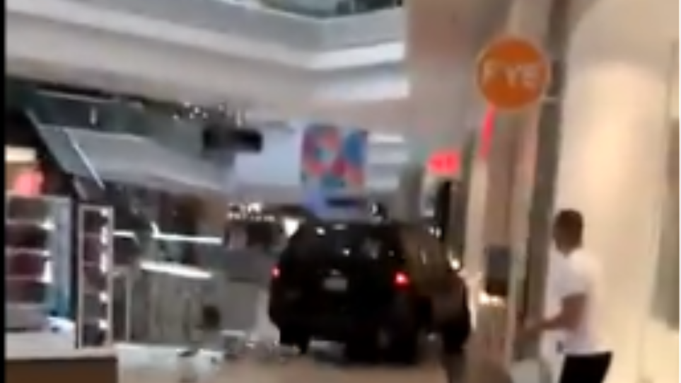 Σικάγο: Eισέβαλε με αυτοκίνητο σε εμπορικό κέντρο - Φωτογραφία 1