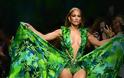 Κι όμως το... διέπραξε: 20 χρόνια μετά, η Τζένιφερ Λόπεζ φόρεσε ξανά το πράσινο Versace! - Φωτογραφία 1