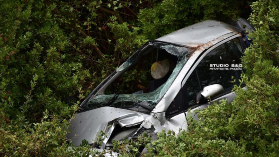 «Βουτιά θανάτου» για οδηγό που έπεσε με το αυτοκίνητό του σε γκρεμό - Φωτογραφία 1