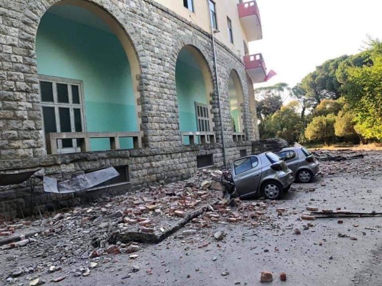 Διπλό χτύπημα του Εγκέλαδου στην Αλβανία - Συγκλονιστικές εικόνες - Φωτογραφία 1