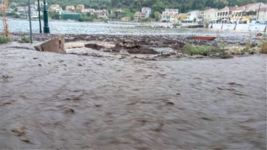 ΦΩΤΟΣ «Σαρώνει» η κακοκαιρία: 10.500 κεραυνοί - Φωτογραφία 12