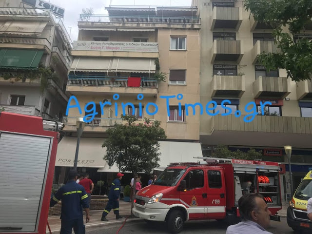 Πυρκαγιά στον 4ο όροφο πολυκατοικίας στην πλατεία Δημοκρατίας του Αγρινίου (Φωτό) - Φωτογραφία 1